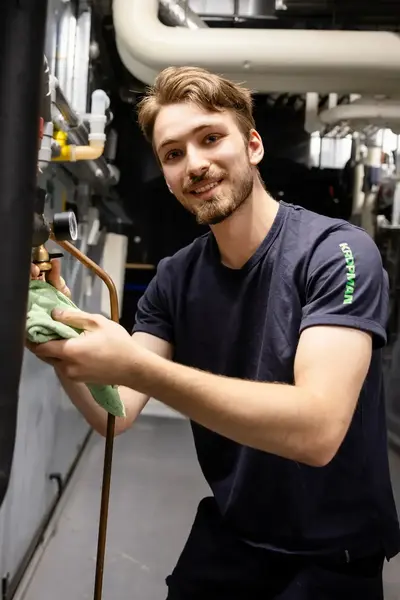 Student werkt aan installatie in fabriekssetting