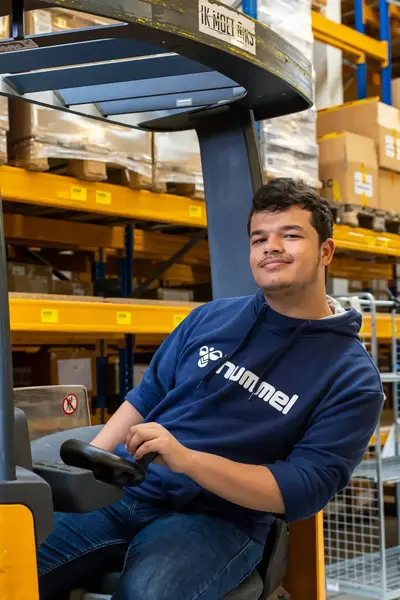Student logistiek zit op een heftruck in een magazijn