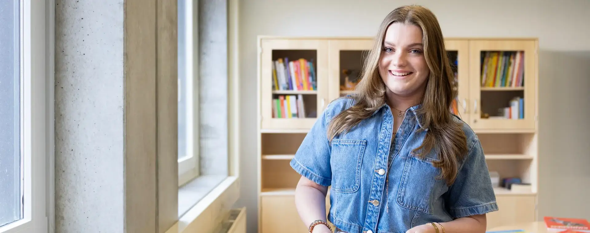 Studente in klaslokaal met boekje