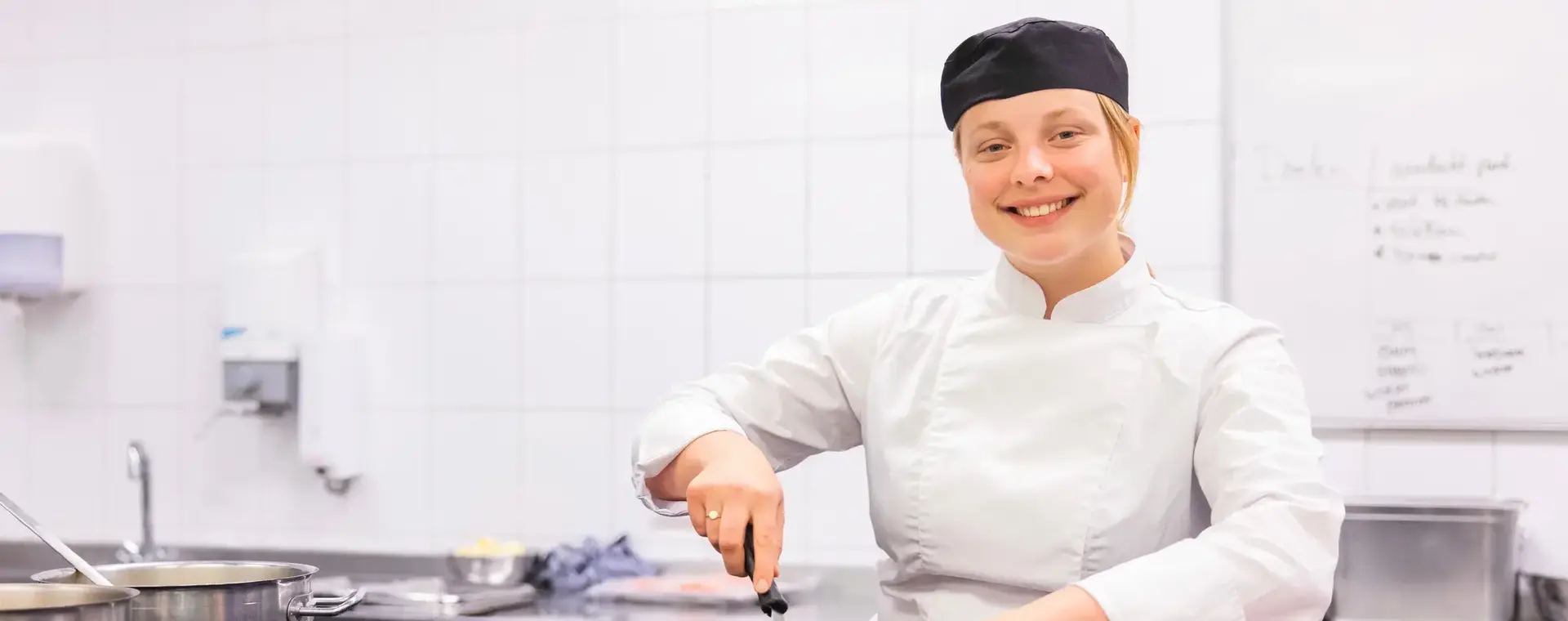 Kok in leskeuken braadt vlees in pan