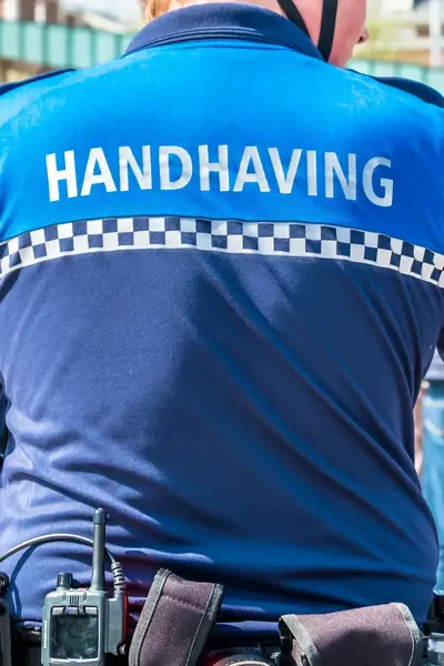 Handhaver op de rug gezien tijdens een evenement