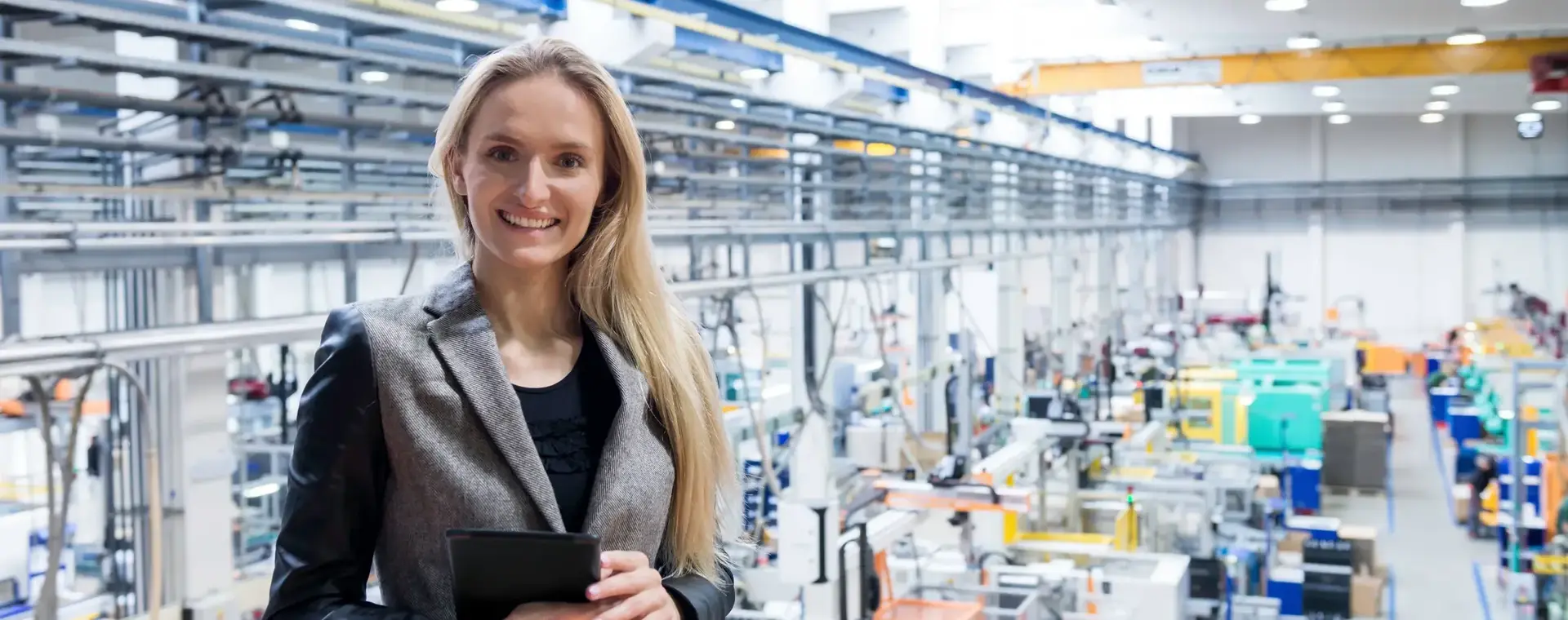 Dame met tablet in magazijn.