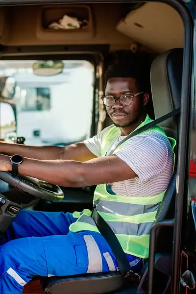 Jonge man achter stuur van vrachtwagen
