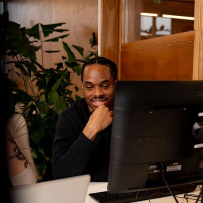Student Software Developer achter computermonitor