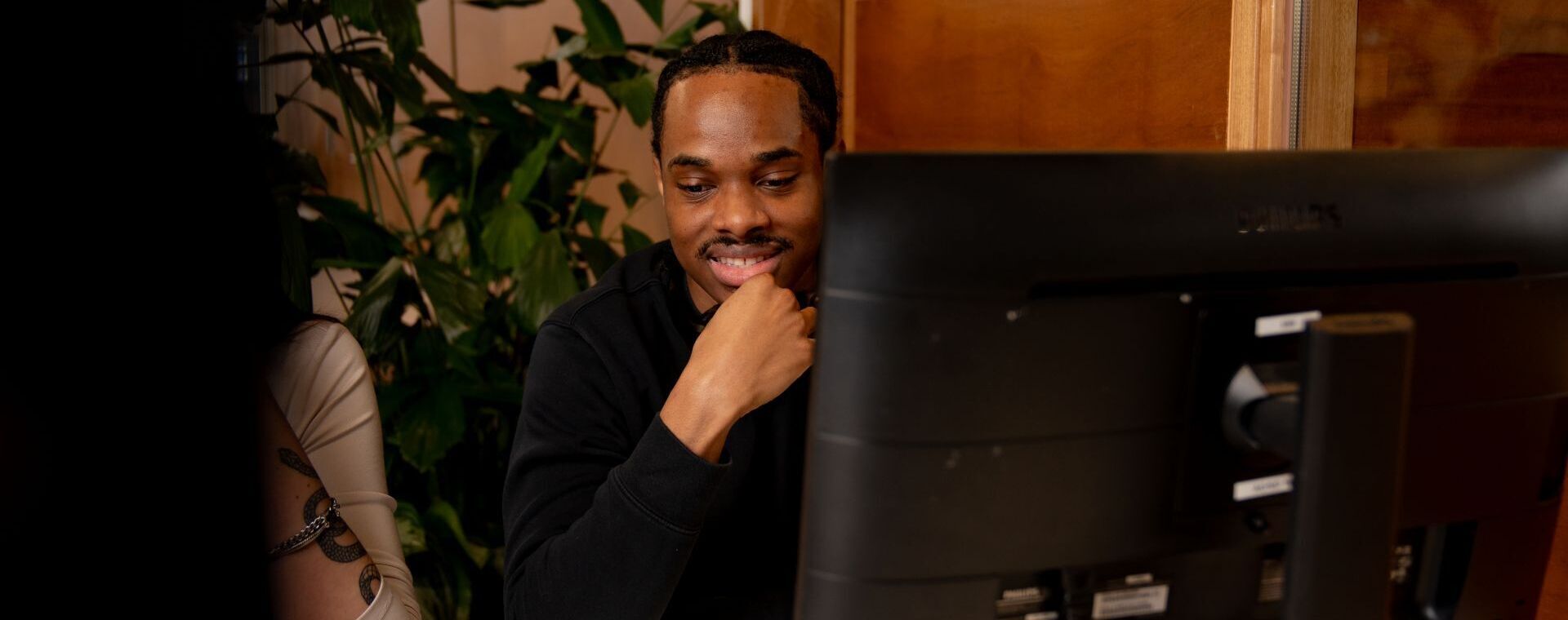 Student Software Developer achter computermonitor