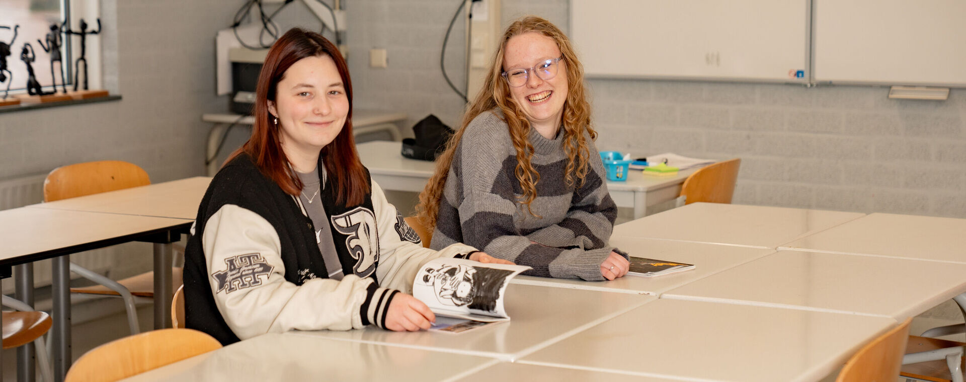 Studenten Pedagogisch Medewerker in klaslokaal