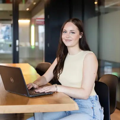 Student werkt zelfstandig aan een opdracht op haar laptop.