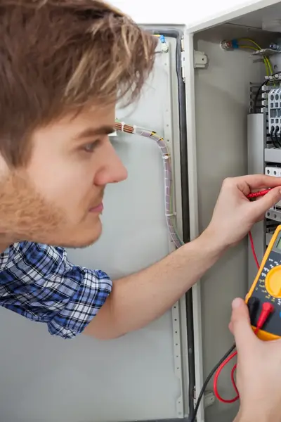 Jongeman meet spanning in installatie