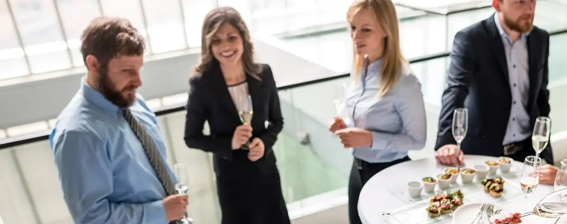 Meisje met grote bos krullen achter laptop