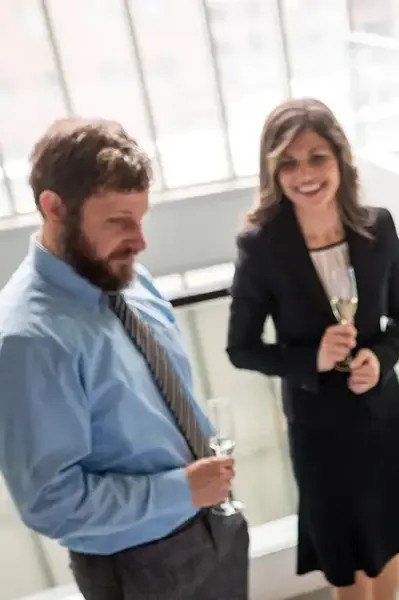 Meisje met grote bos krullen achter laptop