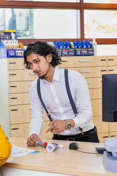 Apotheker en student in apotheek met medicijnen