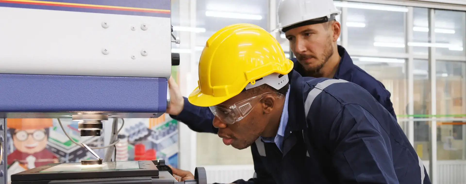 Studenten in beschermende werkkleding werken met een machine