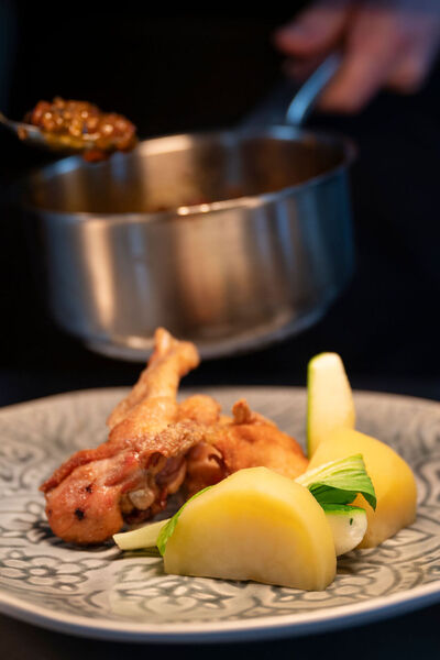 Kok legt laatste hand aan gevogeltegerecht