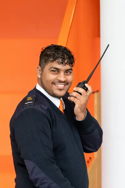 Student veiligheid in uniform met walkietalkie