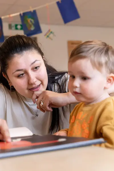 Medewerker kinderopvang met jongetje 