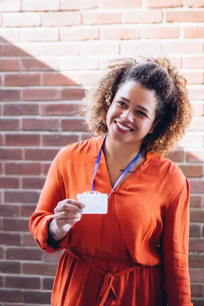 Vrouw laan aan de bij bewoner van een huis haar id-kaart zien.