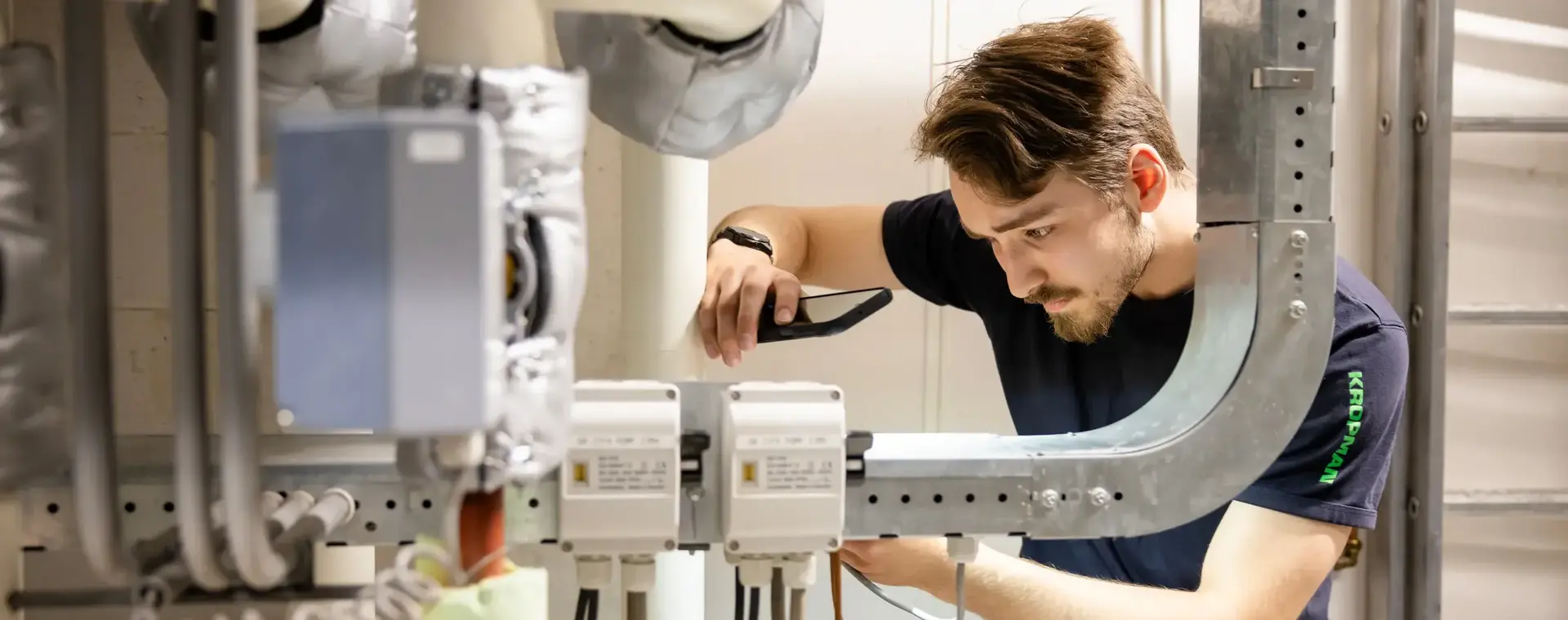 Student Elektrotechniek inspecteert installatie