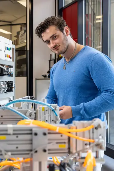 Reparateur bij elektrotechnische installatie