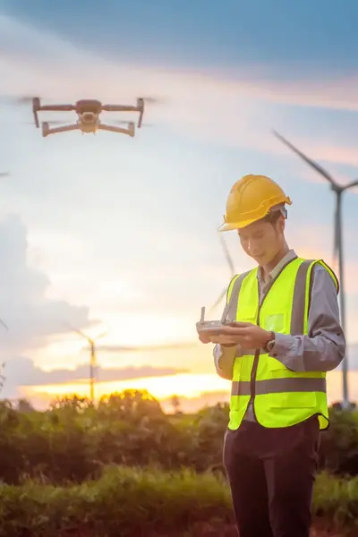 Student met drone tussen windmolens