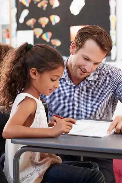 Meester in klas met basisschoolkinderen