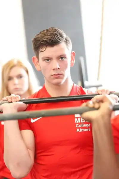 Studenten MBO College Poort doen sportoefeningen met gewichten