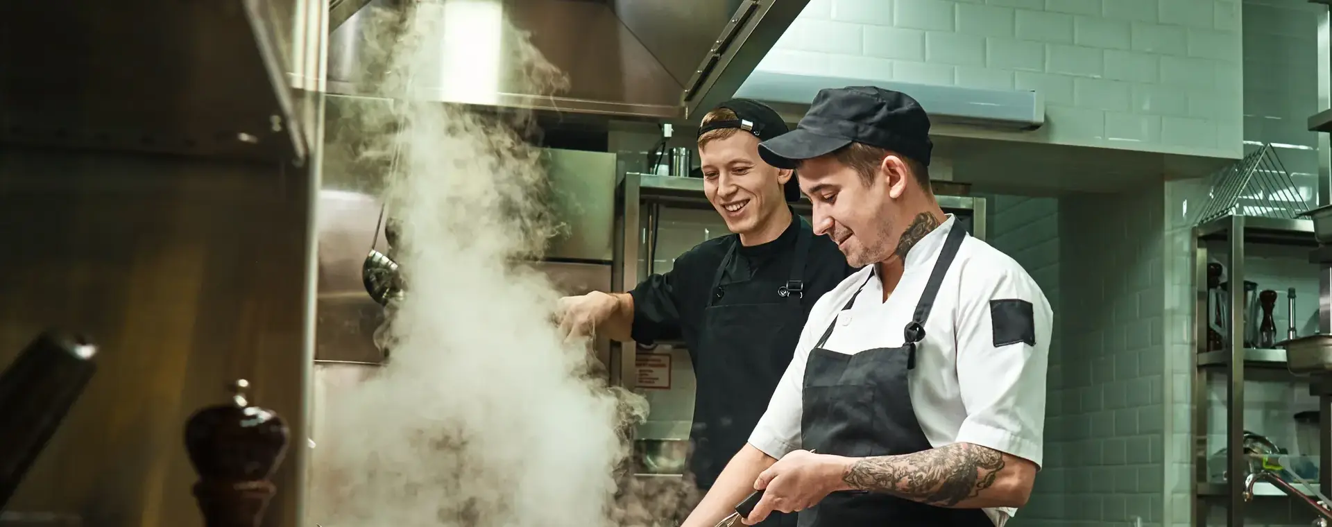 Twee koks aan het werk in keuken
