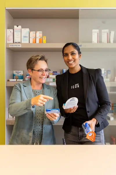 Apotheker en student in apotheek met medicijnen