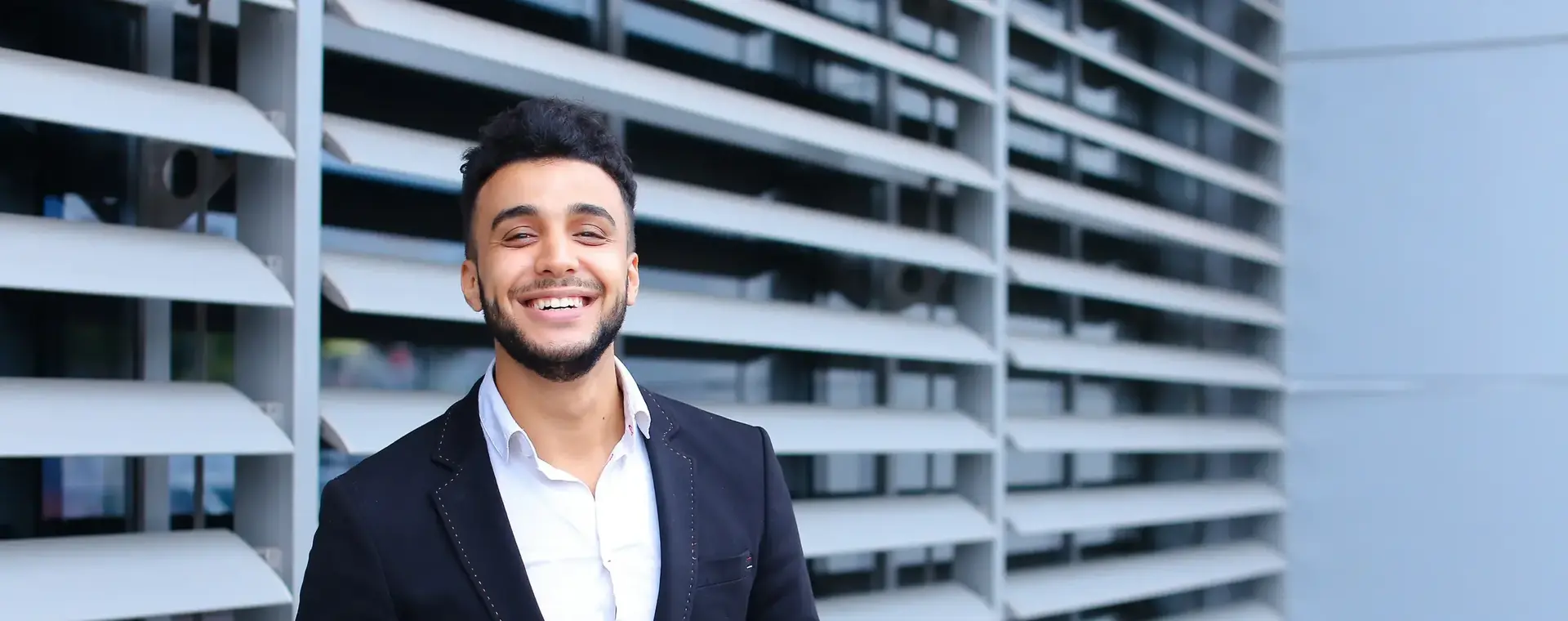 Jongeman in pak met clipboard voor raam