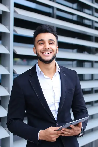 Jongeman in pak met clipboard voor raam