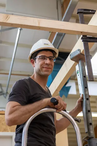 Bouwvakker in opleiding werkt aan stellage