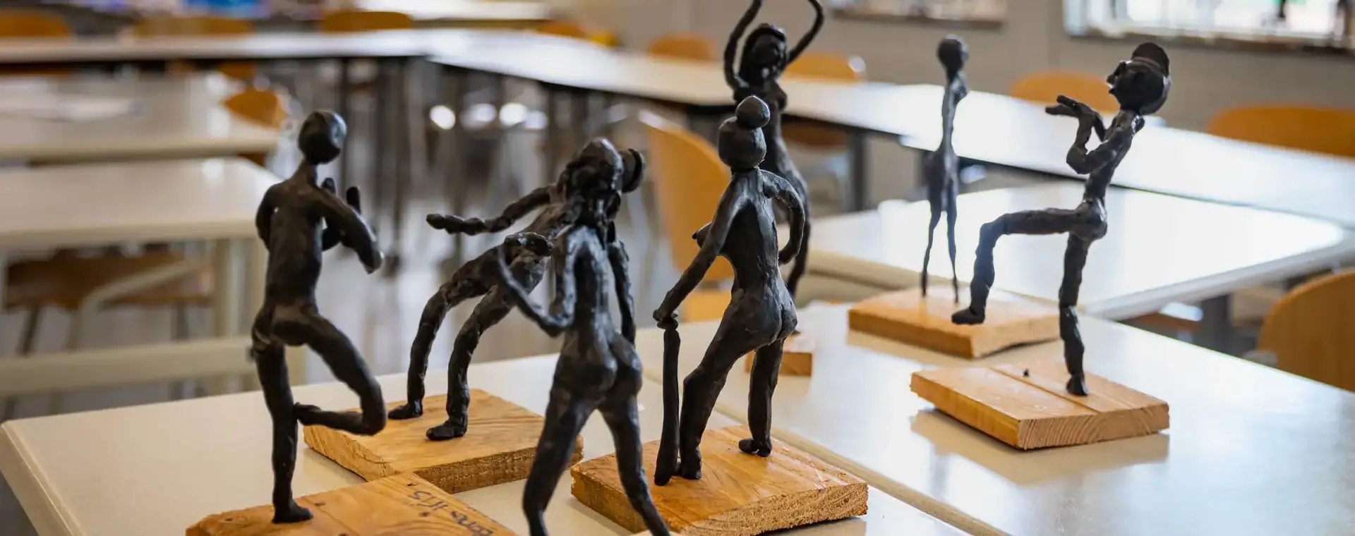 Verschillende bronzen beeldjes van mensfiguurtjes.