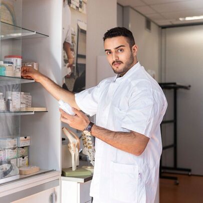 Student Doktersassistent pakt medicijnen uit medicijnkastje
