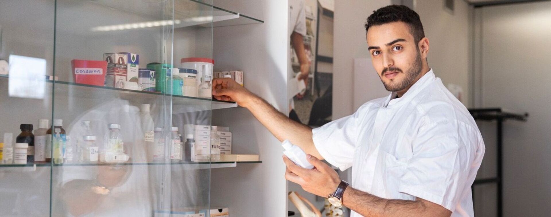 Student Doktersassistent pakt medicijnen uit medicijnkastje