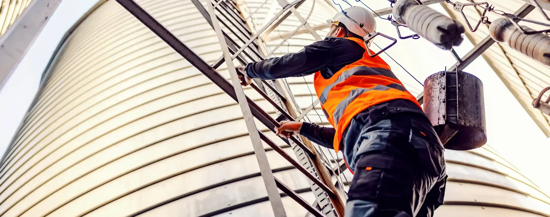 Student onderhoudstechniek op ladder