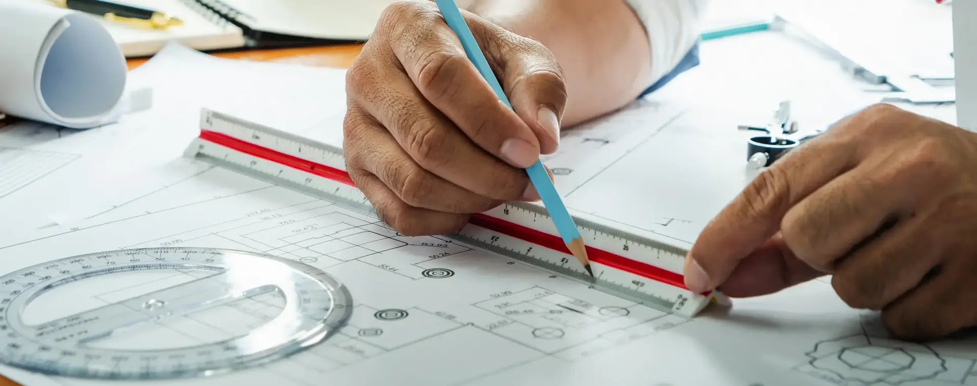Twee handen tekenen technische tekening met potlood en liniaal 