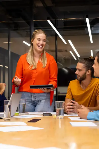 Diverse groep mensen in overleg in vergaderruimte