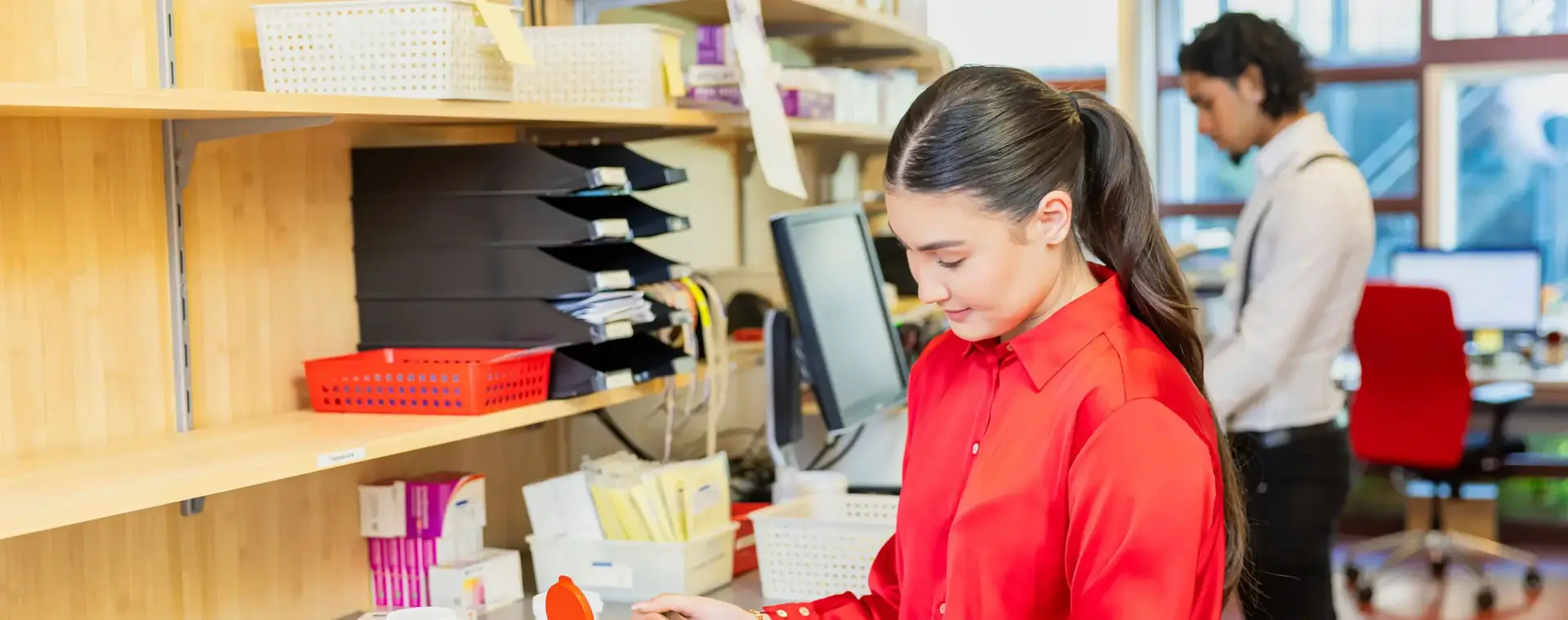 Student in de weer met poeders in apotheek