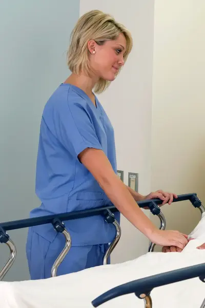 Verpleegster ondersteunt patiënt in ziekenhuis