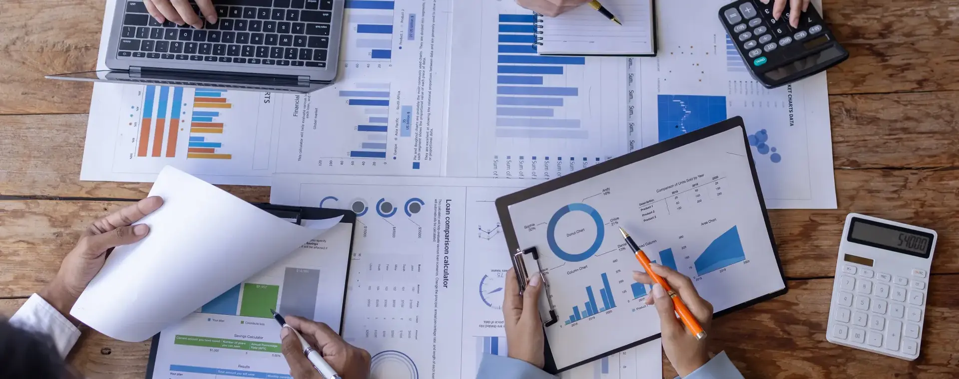 Schema's en grafieken op een bureau