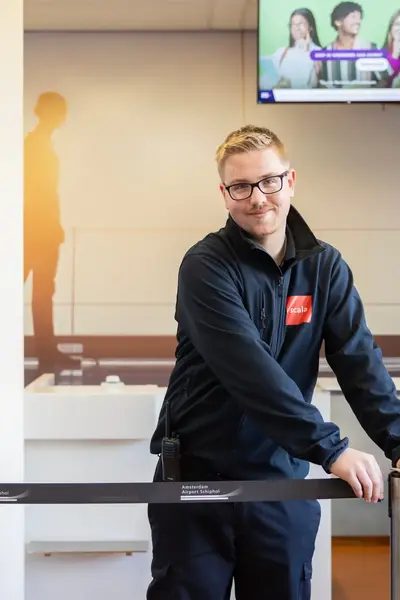 Student beveiliger zet afzetlint klaar