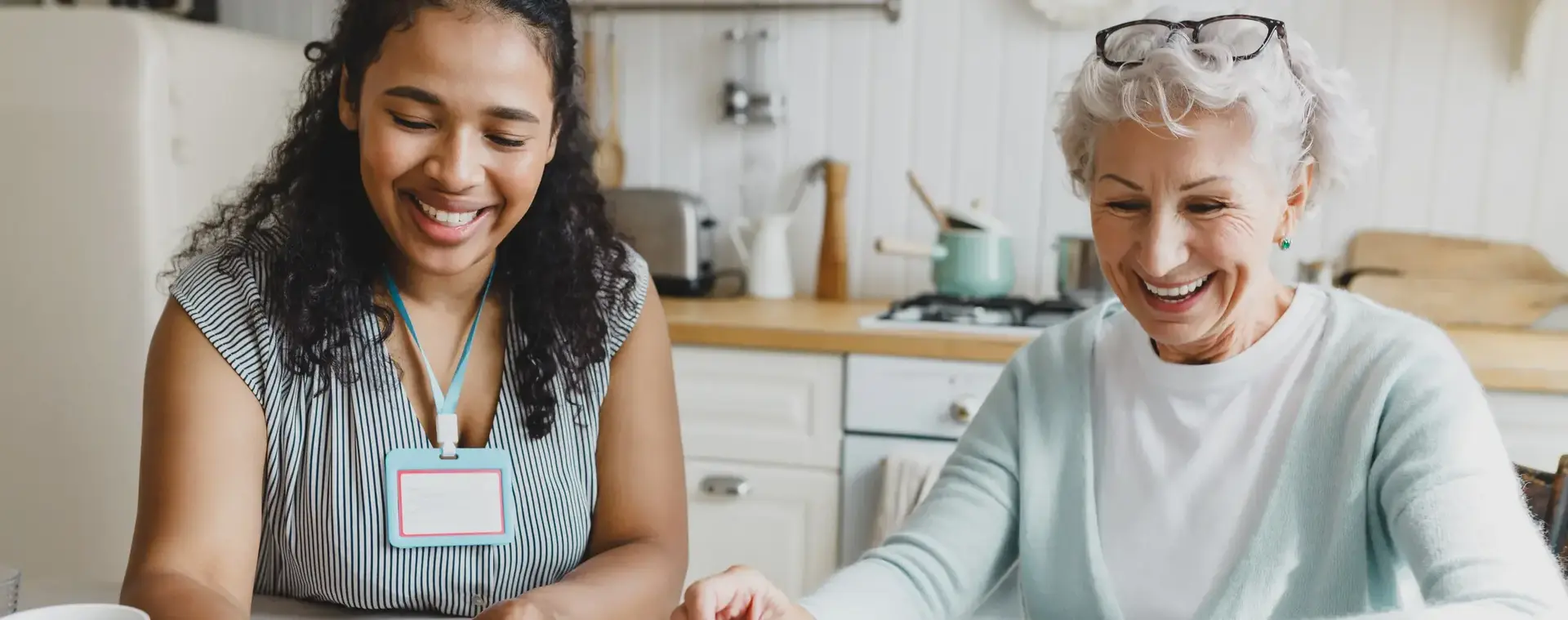 Jonge en oudere vrouw leggen samen een puzzel
