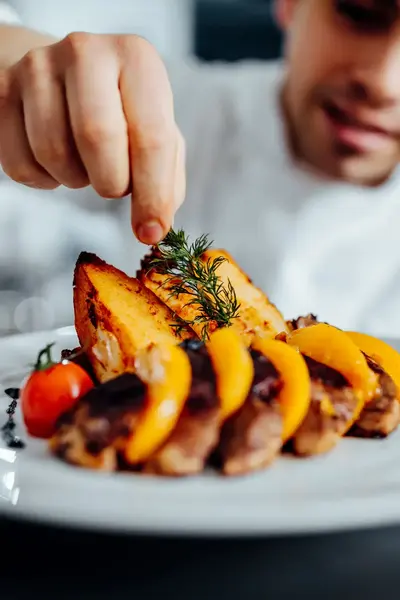 Kok legt laatste hand aan chique gerecht