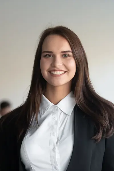 Meisje lachend in camera zakelijk