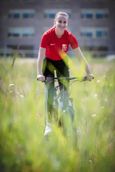 Studente Almere Poort op mountainbike in grasveld