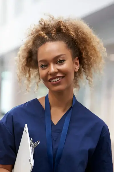 Jongedame in blauwe ziekenhuiskleding