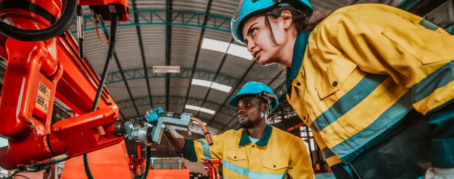 Reparateurs bekijken en werken aan oranje machine