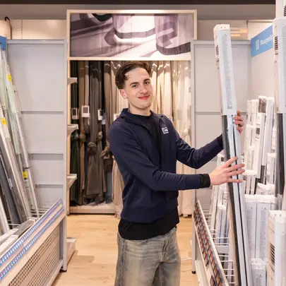 Student Retail aan het werk in woonwinkel 
