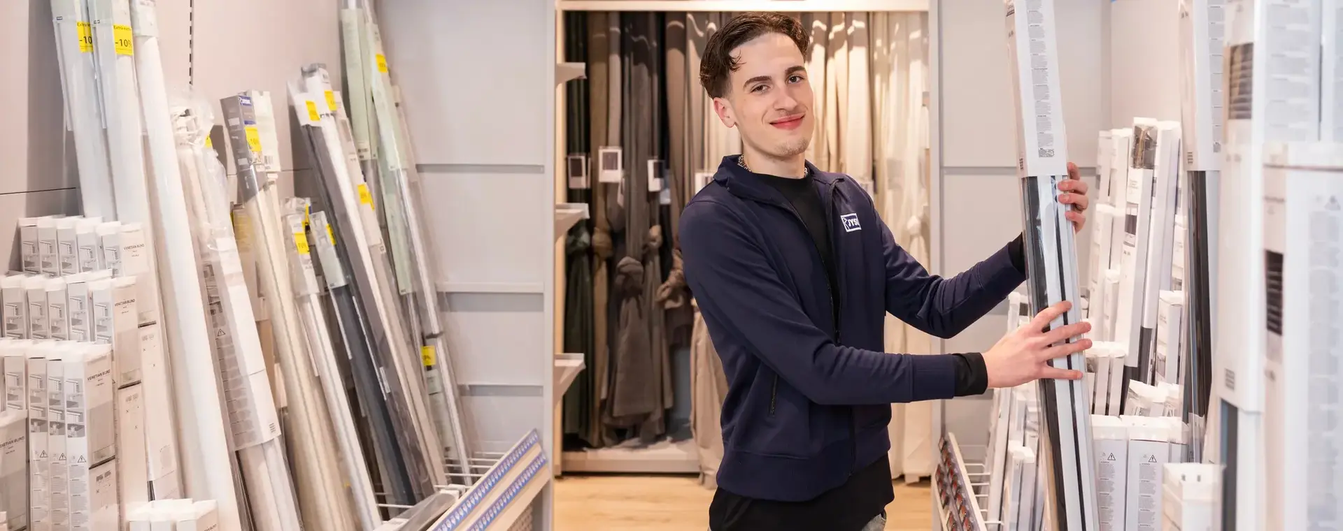 Student Retail aan het werk in woonwinkel