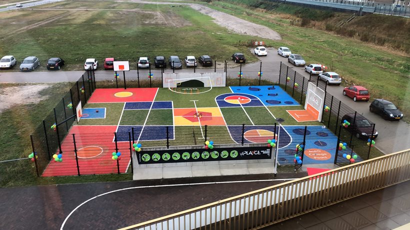 Kleurrijk ASM-veld naast MBO College Poort