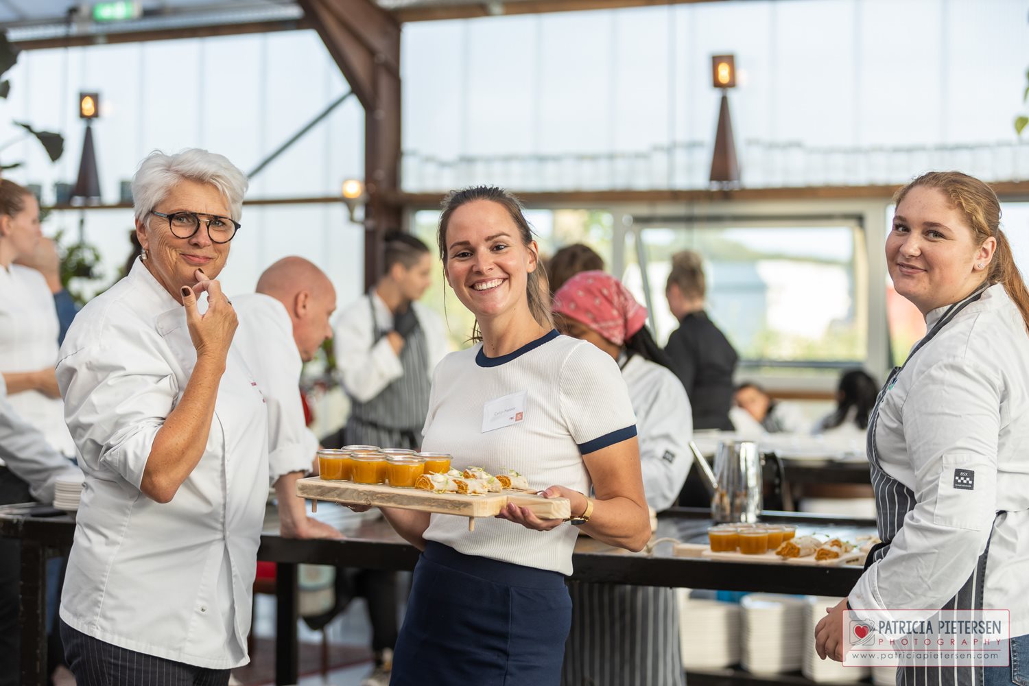 Studenten en ondernemers aan tafel tijdens Lelystad Sponsordiner
